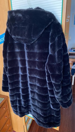 Chaquetón negro de pelo sintético con capucha