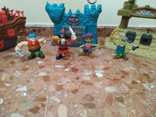 Barco pirata con figuras y accesorios