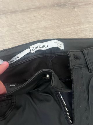 Pantalones negros efecto piel
