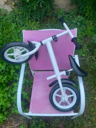 Bicicleta de equilibrio infantil blanca