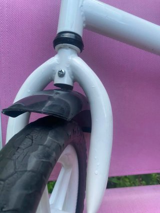 Bicicleta de equilibrio infantil blanca