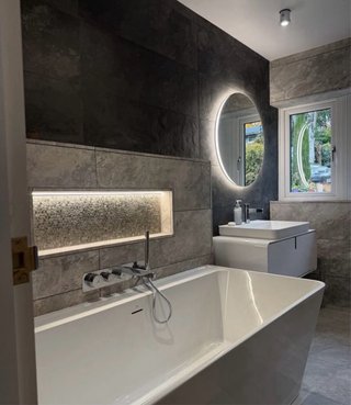 Rrnovacion de Baño moderno con bañera y ducha