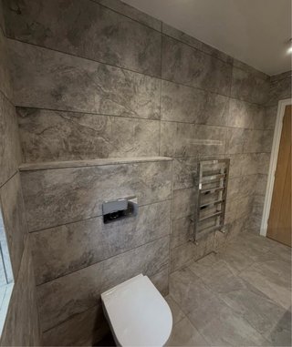 Rrnovacion de Baño moderno con bañera y ducha