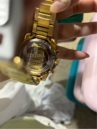 Reloj de mujer dorado con bisel de pedrería