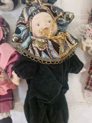 Diversi pupazzi di porcellana