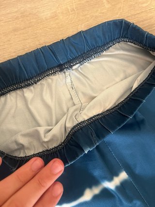 Pantalones acampanados azules con rayas blancas