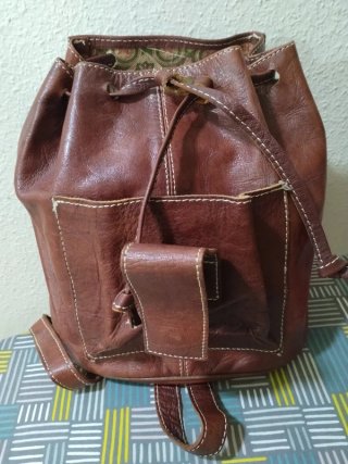 Mochila de cuero marrón