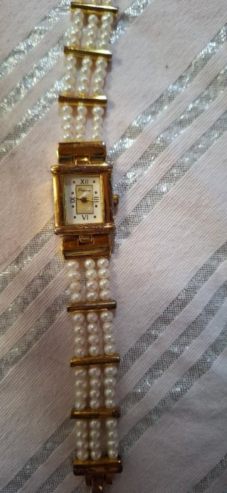 Relógio Dourado Pérolas