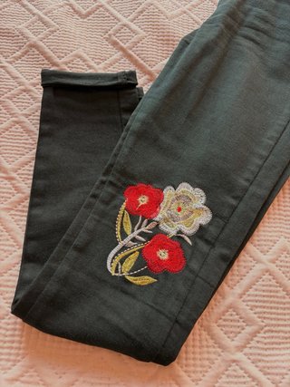Calças Skinny Pretas Bordadas Florais Tam 32