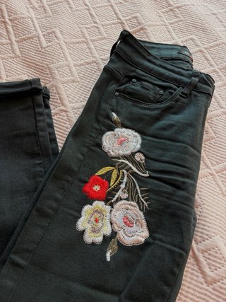 Calças Skinny Pretas Bordadas Florais Tam 32