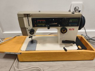Máquina de coser ALFA vintage con mueble
