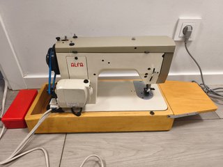 Máquina de coser ALFA vintage con mueble