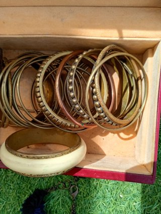 Lote pulseras étnicas y brazaletes dorados