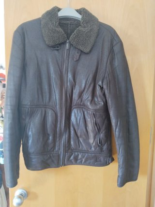 Chaqueta de cuero marrón con cuello