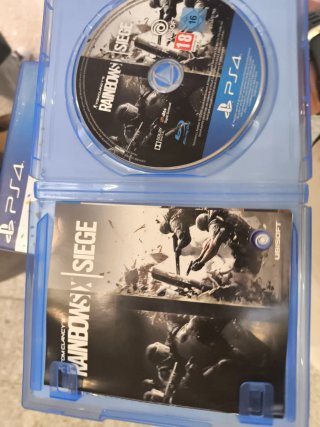 PS4 Rainbow 6 Siege y Sims 4 Edición Fiesta Deluxe