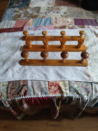 Percheros de madera 4 euros cada uno.