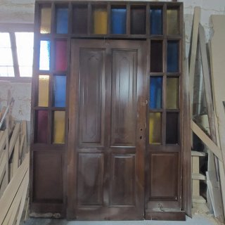 Puerta madera con cristales de colores