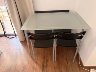 Mesa cristal y 4 sillas negras