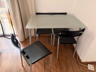 Mesa cristal y 4 sillas negras
