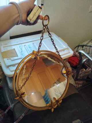 Espejo antiguo con luz dorado