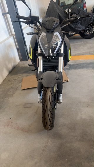 Moto Naked Negra
