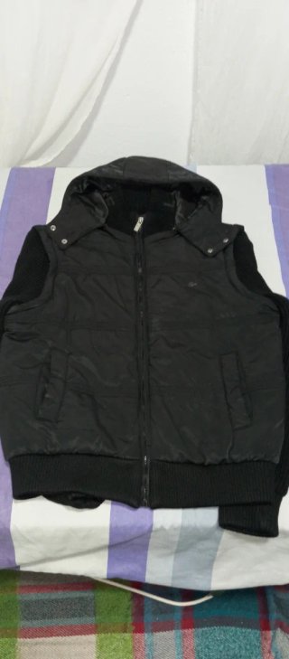 Chaqueta Lacoste con capucha y mangas