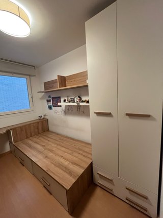 Habitación juvenil: cama y armario