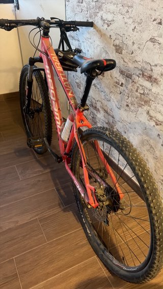 Bicicleta de montaña roja