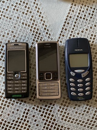 Collezione di telefoni mobili antichi: Nokia e Sony
