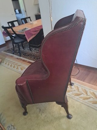 Sillón orejero antiguo de piel