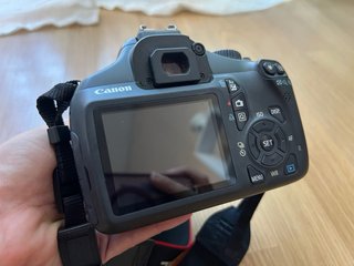 Canon EOS 1100D + objetivo 18-55 + accesorios.