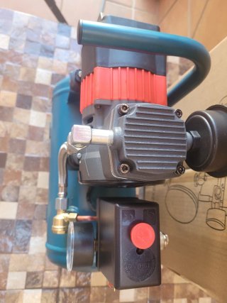 Compresor 6L 8 Bar/ Bateria Makita 18V