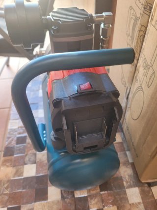 Compresor 6L 8 Bar/ Bateria Makita 18V
