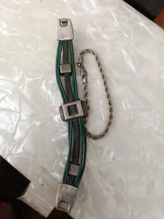 Pulseras de cuero verde y plata