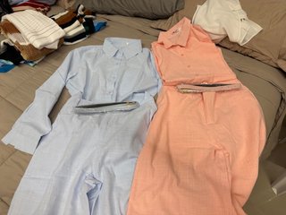 Conjunto de pantalón y camisa color pastely azul .