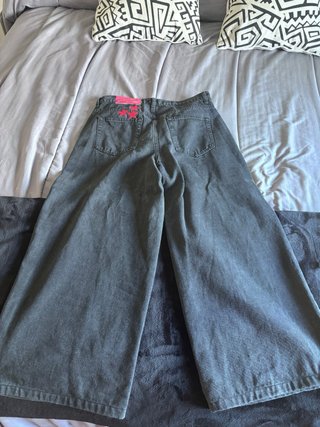 Pantalones vaqueros negros con estrellas rojas
