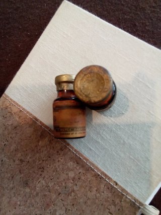 Antiguo frasco de farmacia ámbar