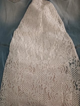 Falda vaquera con encaje blanco