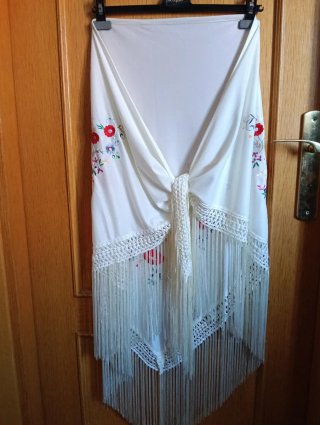 Mantón de Manila bordado