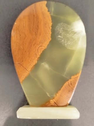 Cristo de metal sobre base mármol.