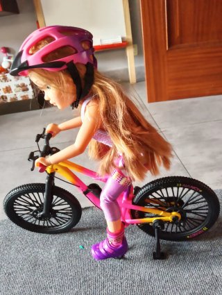 Nancy Ciclista con Bicicleta y Casco