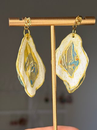 Pendientes largos dorados y multicolor