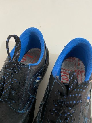 Zapatos de obra negros y azules