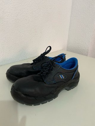 Zapatos de obra negros y azules
