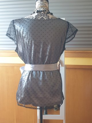 Blusa tul calada topos blancos negra