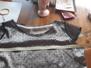 Blusa tul calada topos blancos negra