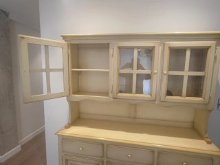 Alacena de madera con puertas de cristal