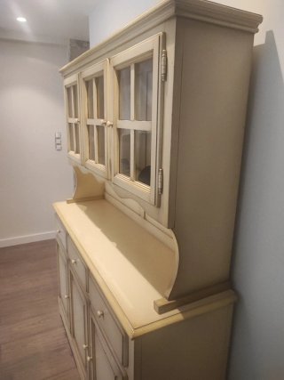Alacena de madera con puertas de cristal