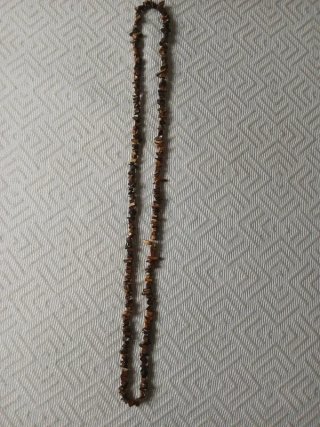 Colar castanho com pedras