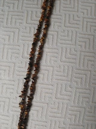 Colar castanho com pedras